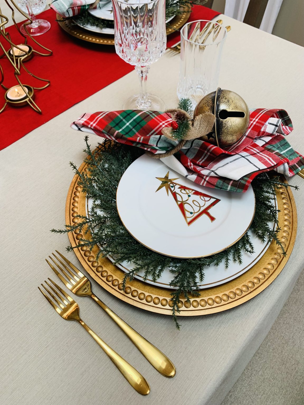 5 Simple Tips for Your Christmas Dinner Tablescape