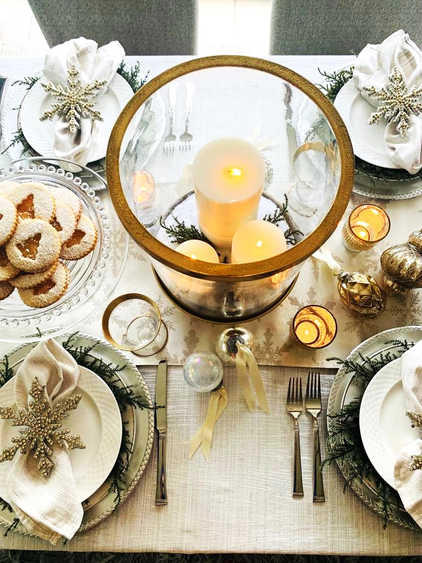 https://danimardesigns.com/wp-content/uploads/2023/09/silver-and-gold-christmas-table-decorations.jpg